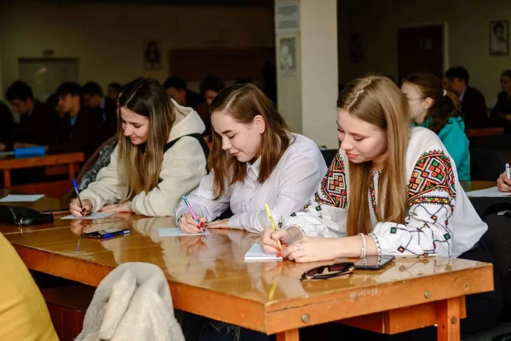 Студентки пишуть конспекти на занятті в аудиторії