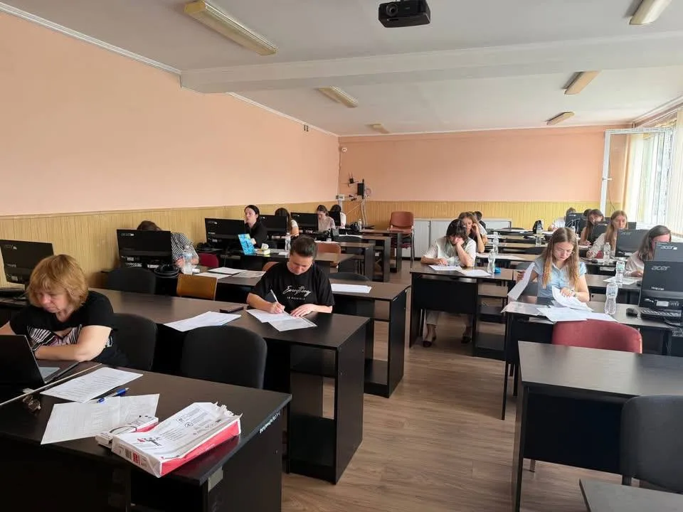 Студенти виконують завдання у комп’ютерному класі