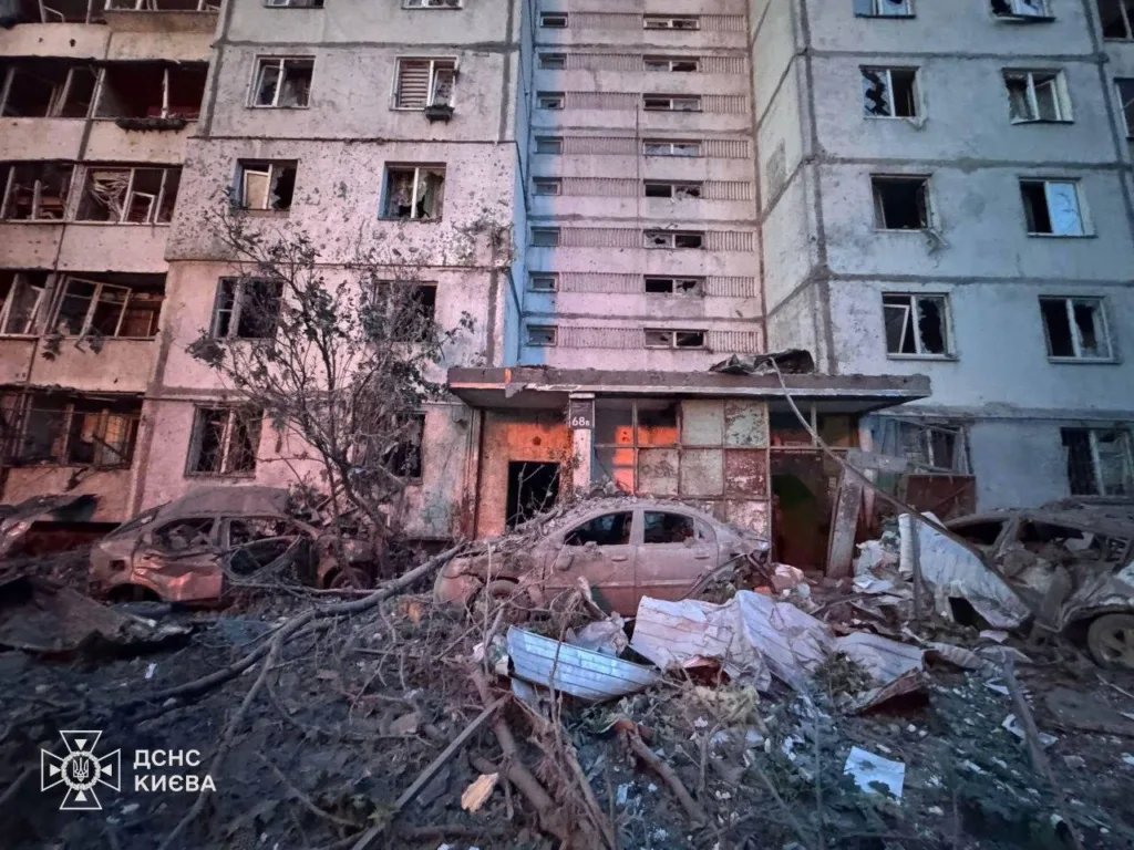 Зруйнований житловий будинок після вибуху в Києві