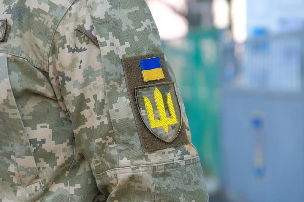 Український військовий шеврон з тризубом на формі