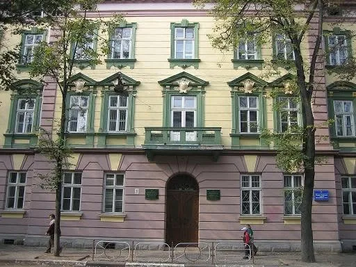 Історична будівля у центрі Львова