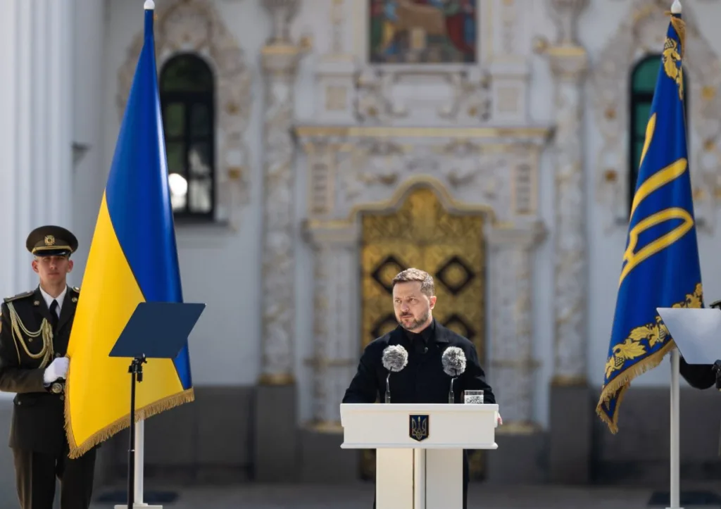 Промова біля українських прапорів у Києві