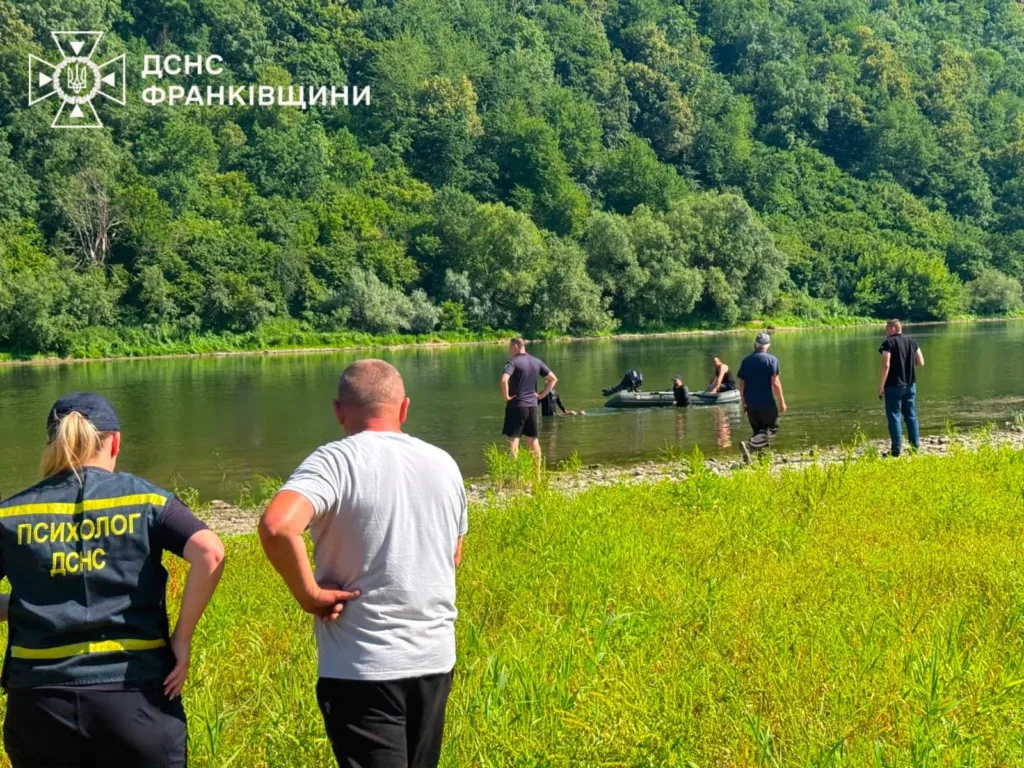 Рятувальники ДСНС проводять операцію на річці
