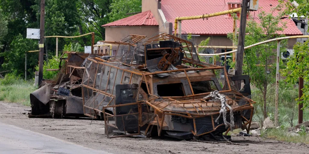 Знищена броньована техніка на вулиці біля будинків