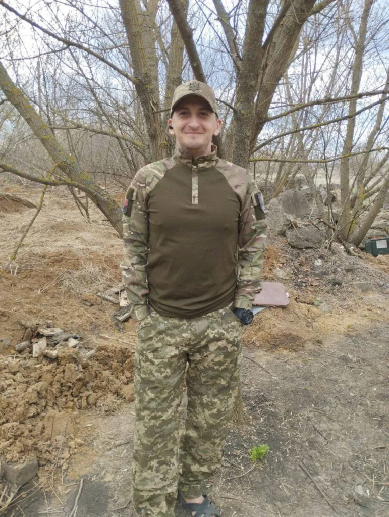 Військовий у камуфляжі стоїть на природі