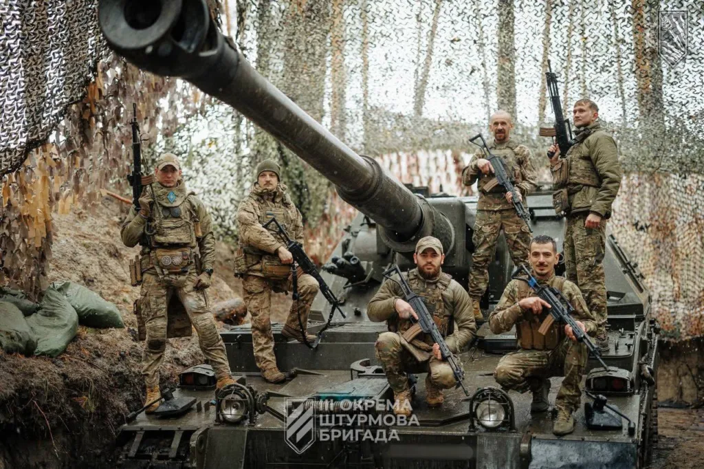 Українські військові позують біля бойової техніки