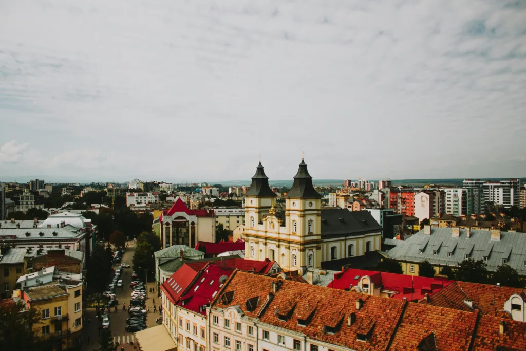 Панорама центру Івано-Франківська з історичними будівлями