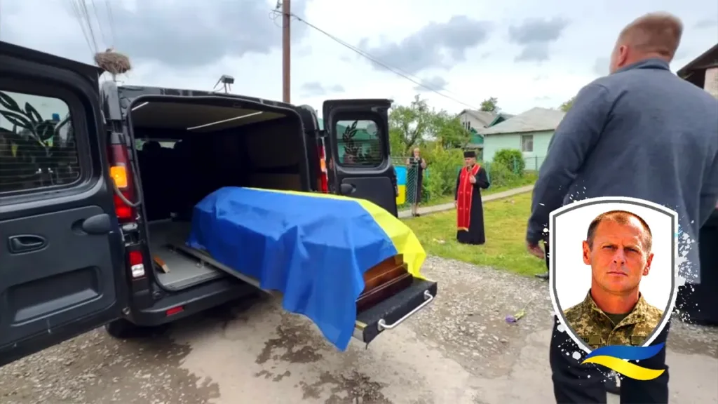 Прощання з українським військовим, труна з прапором України