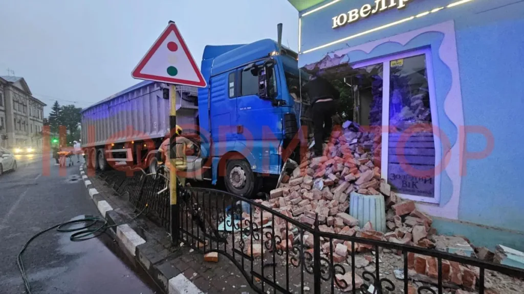 Вантажівка в'їхала в будівлю ювелірного магазину