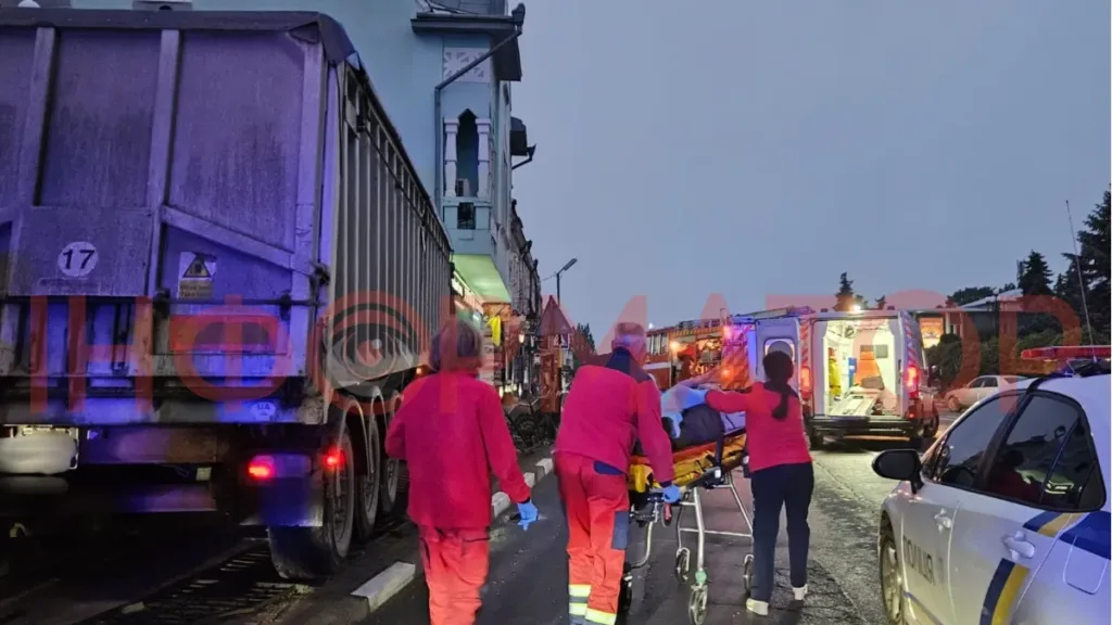 Медики перевозять потерпілого після ДТП у швидку допомогу