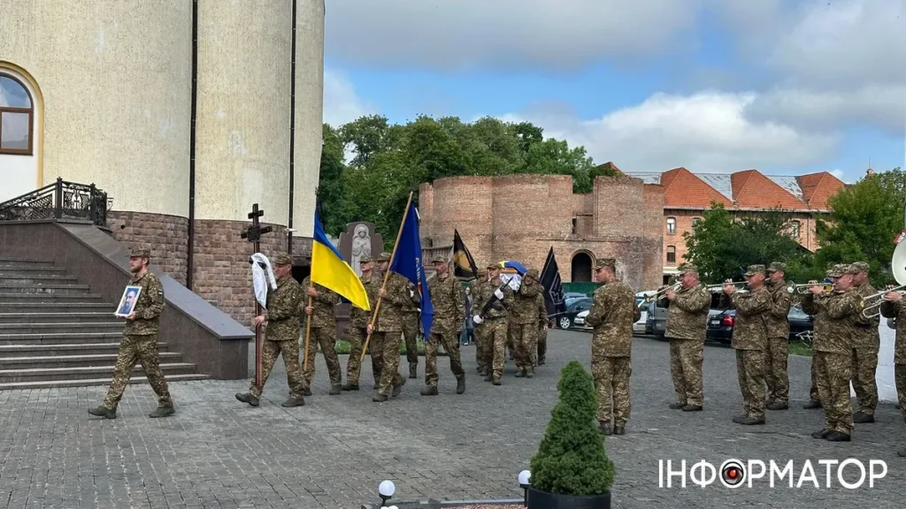 Військовий похорон біля церкви у Луцьку