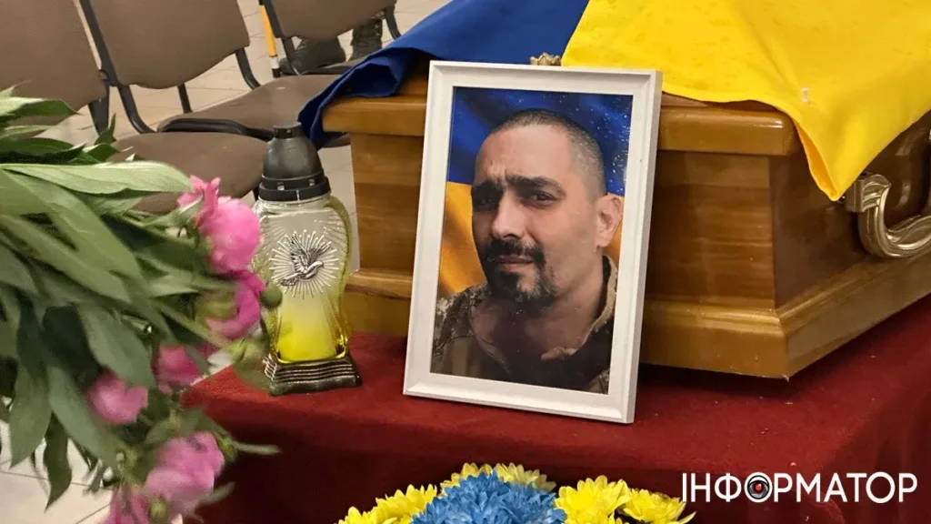 Похорон солдата з українським прапором і фото