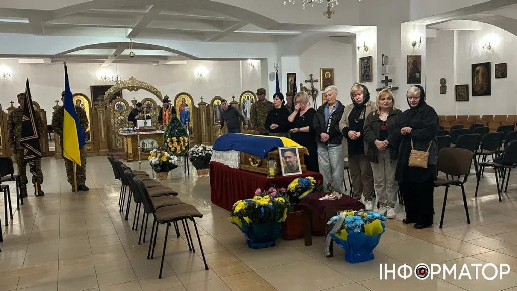 Прощання із загиблим військовим у церкві