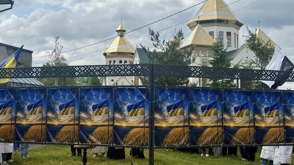 Українські прапори біля церкви з золотими куполами