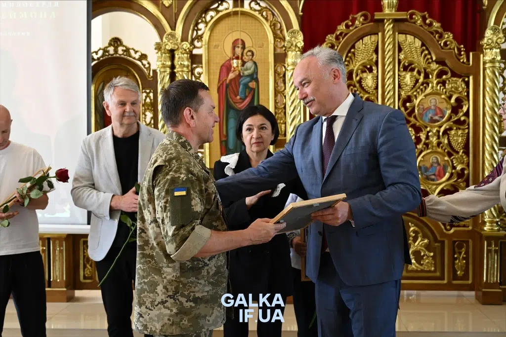 Вручення нагороди українському військовому у храмі