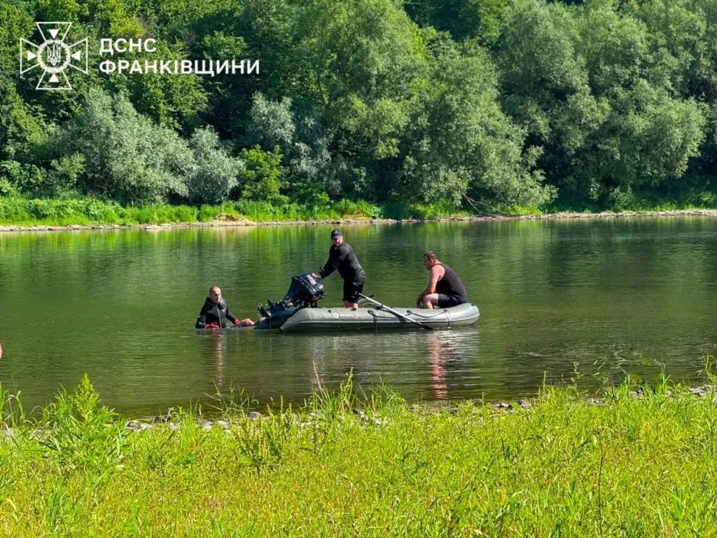 Рятувальники на човні під час операції на річці