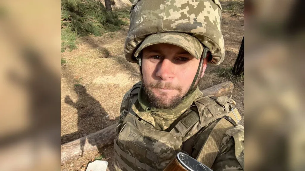 Український військовий у лісі в камуфляжі