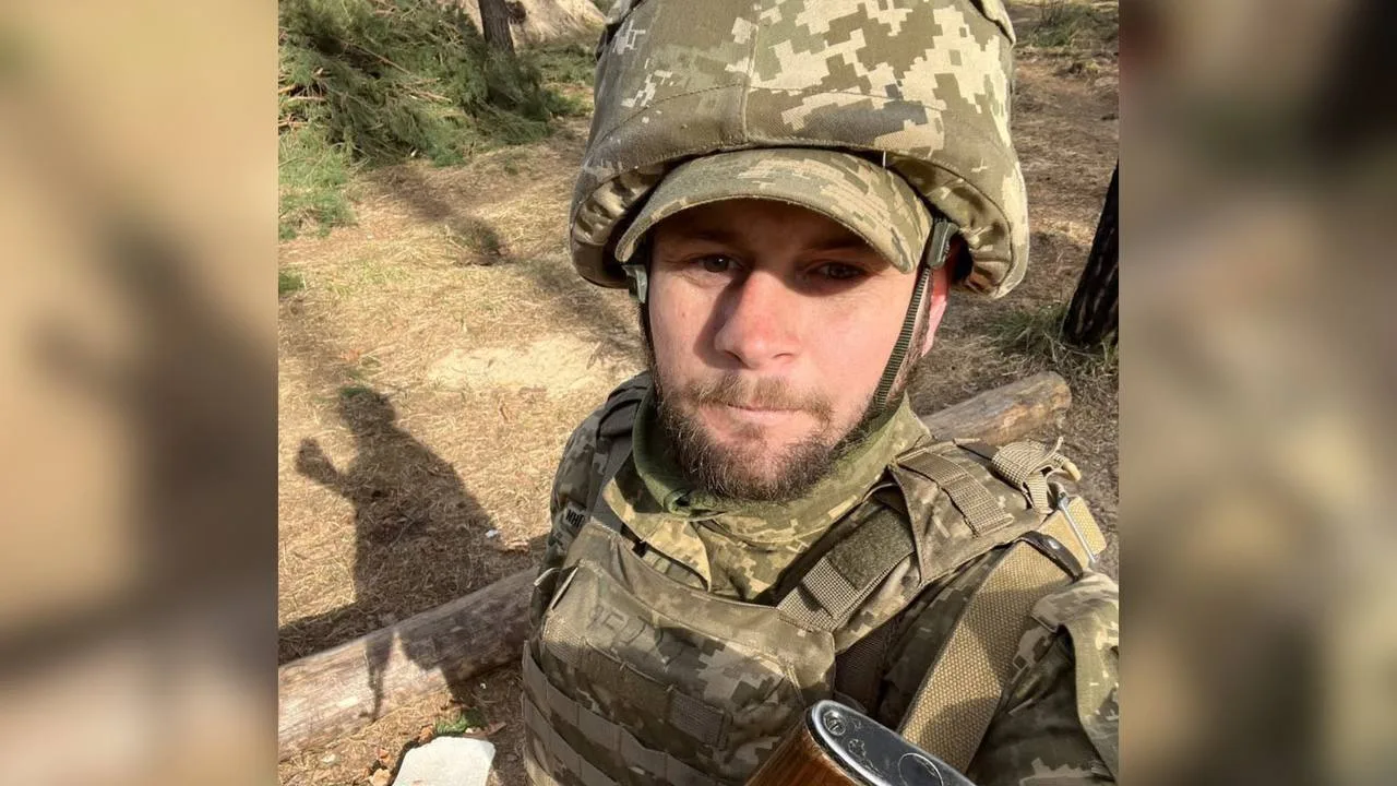 Український військовий у лісі в камуфляжі