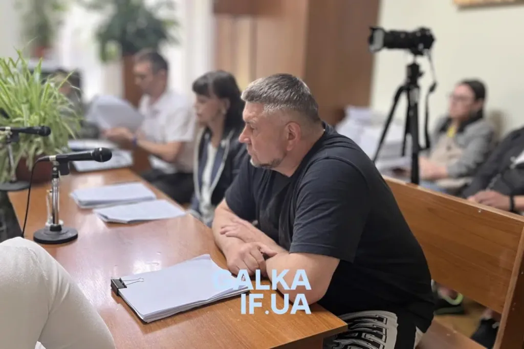 Чоловік на судовому засіданні з документами