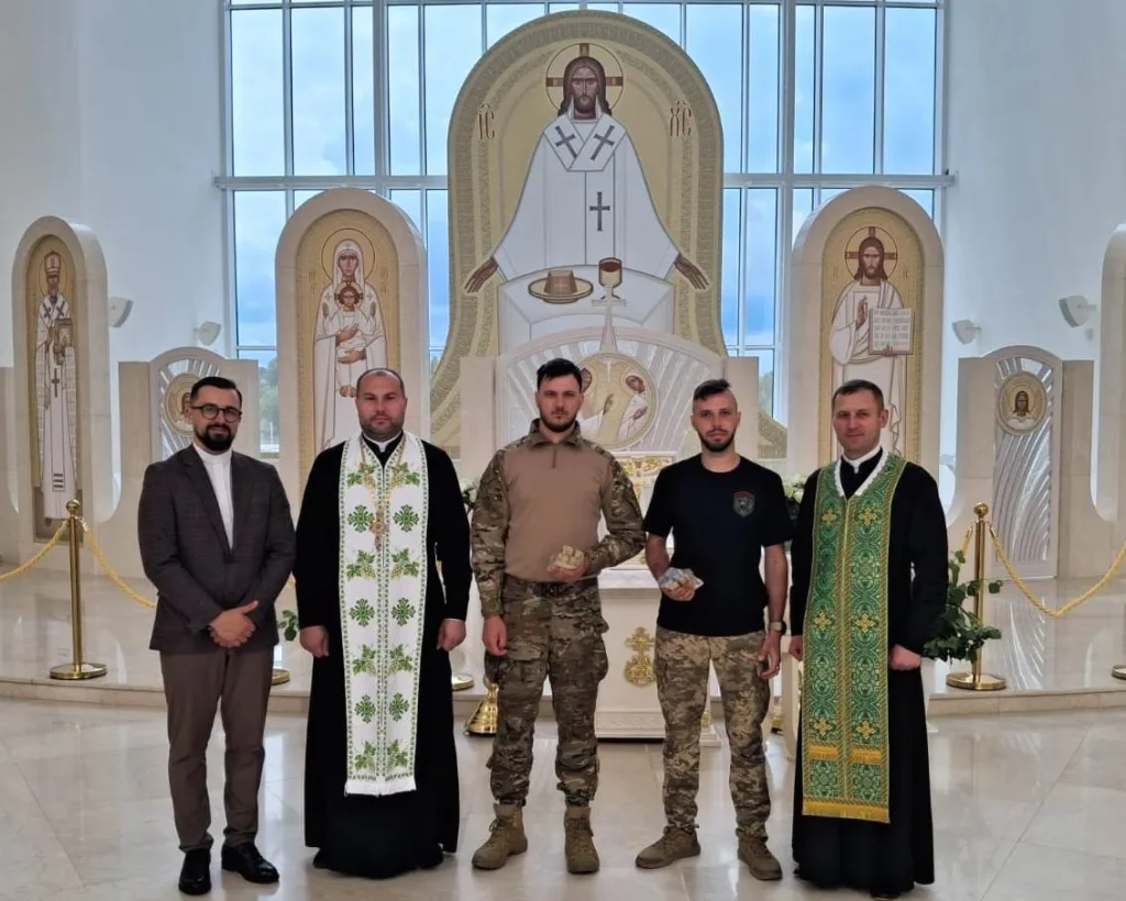 Військові та священники у храмі перед іконами