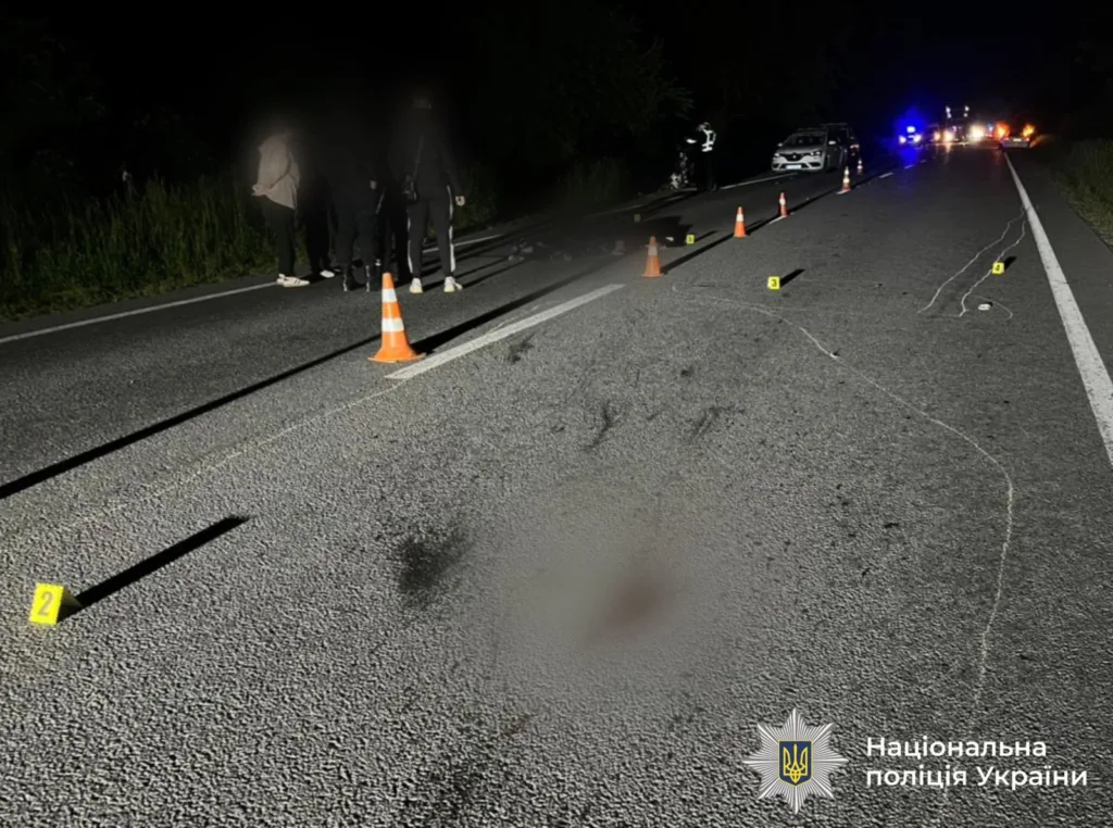Поліція досліджує місце нічної дорожньої аварії