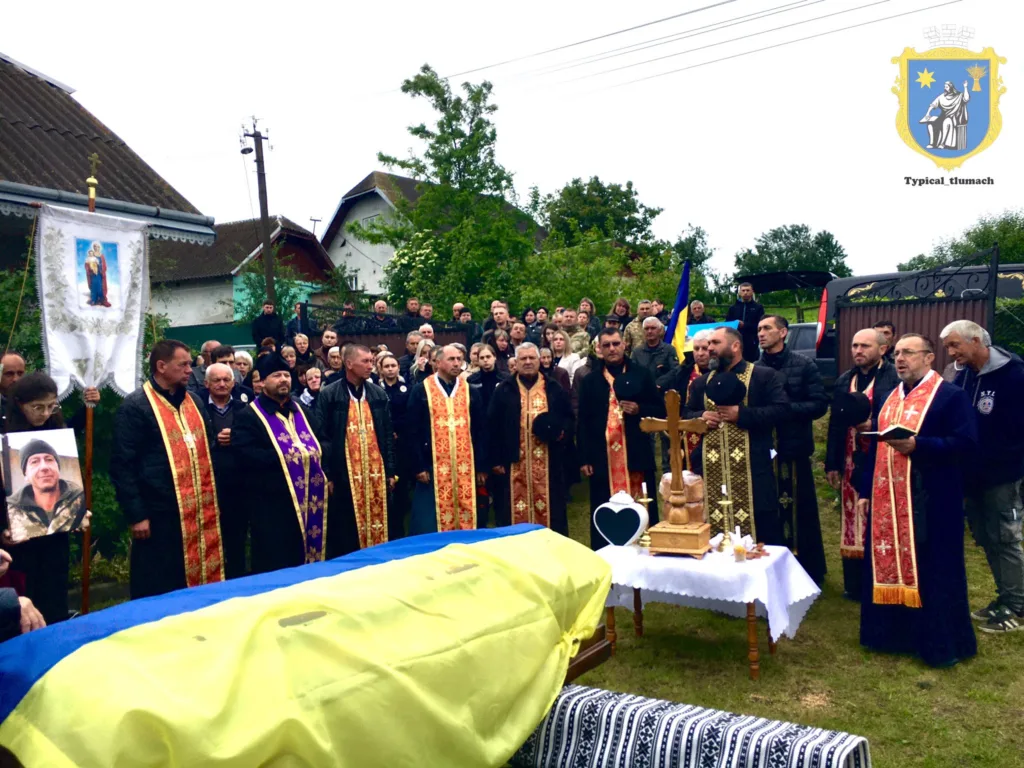 Похорон українського військового з молитвою священників