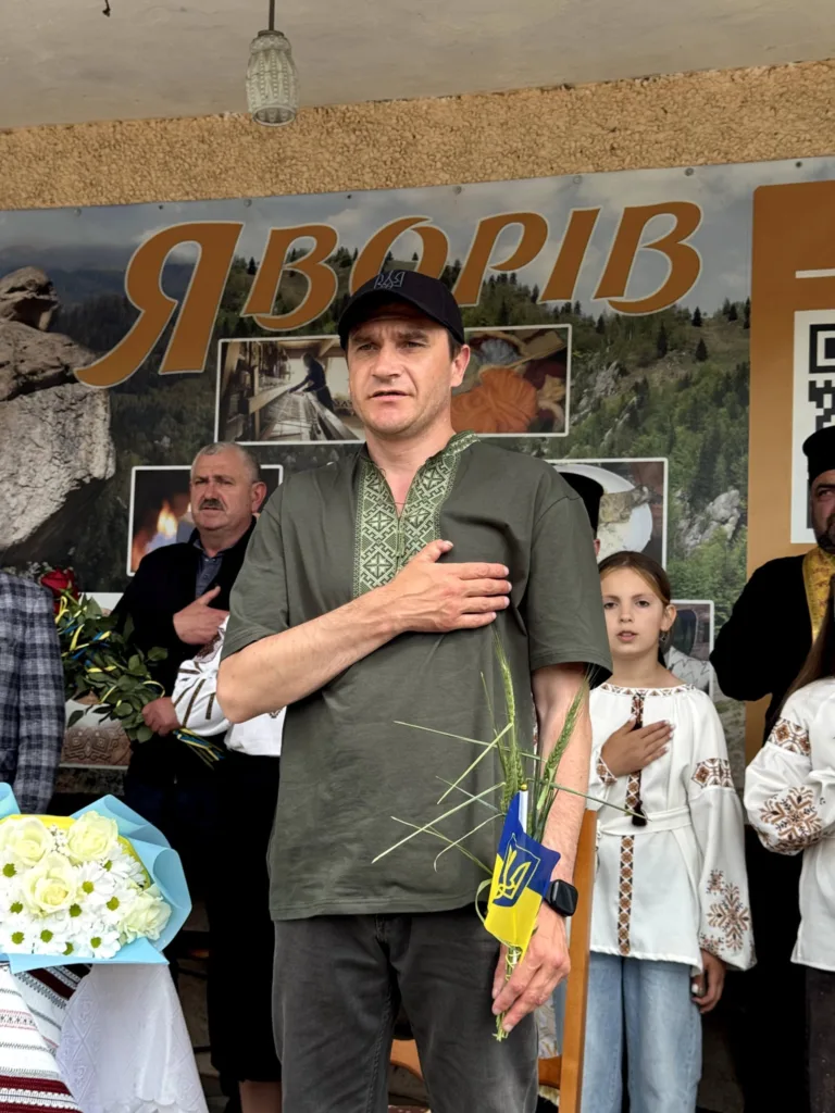 Люди в вишиванках під час урочистого заходу Яворів