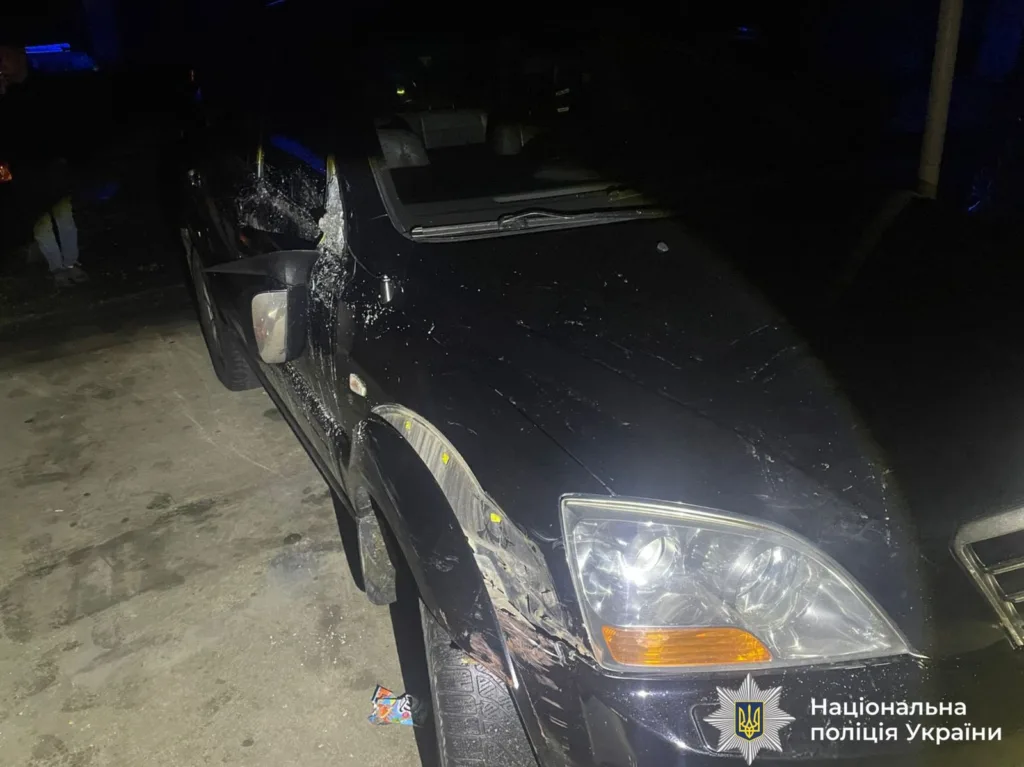 Пошкоджений чорний автомобіль уночі