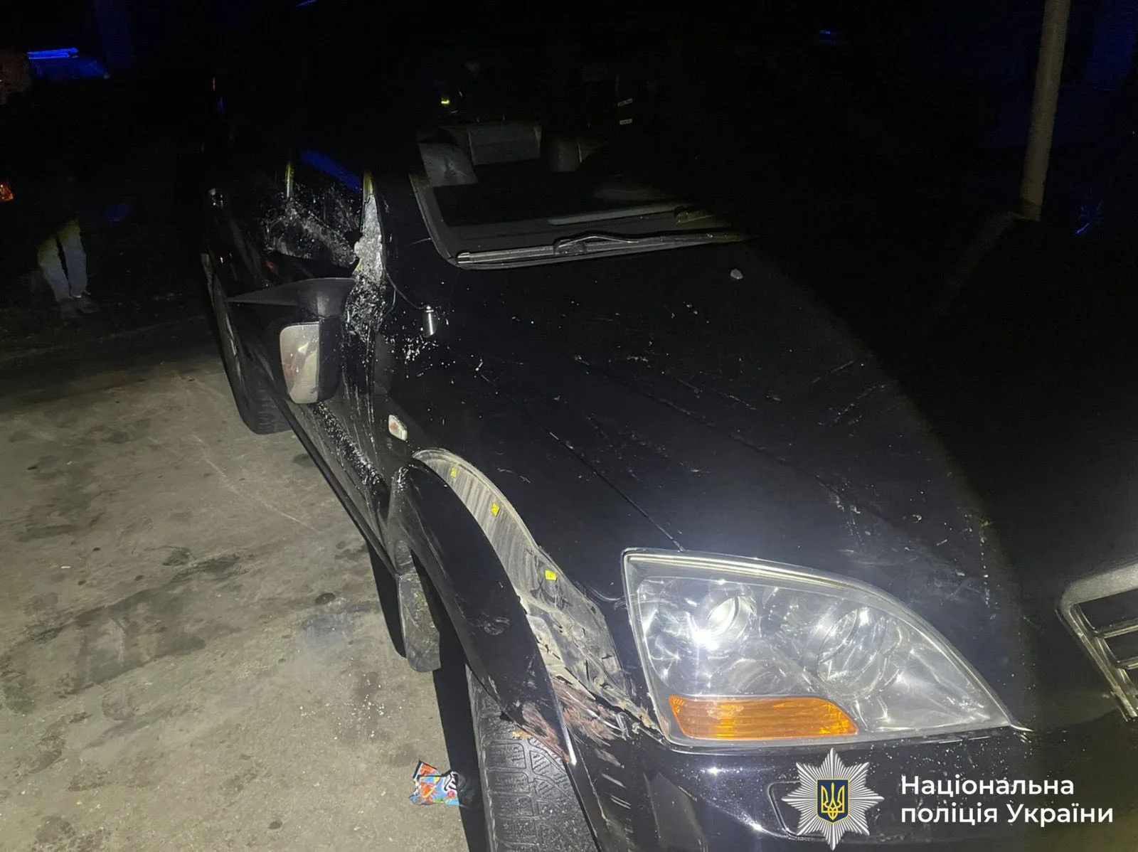 Пошкоджений чорний автомобіль уночі