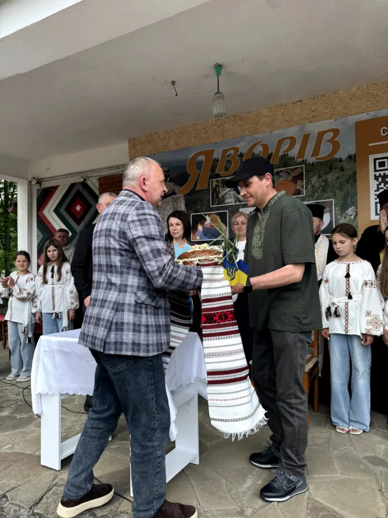 Урочиста зустріч у Яворові з короваєм та рушником