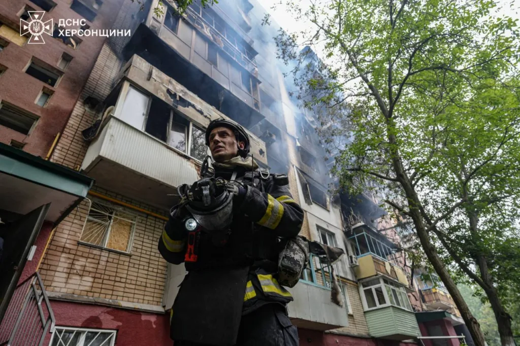 Пожежник гасить пожежу в багатоповерхівці