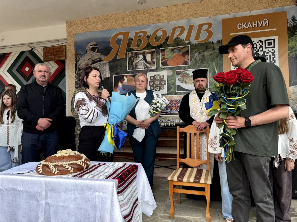Урочиста зустріч у Яворові з квітами та короваєм
