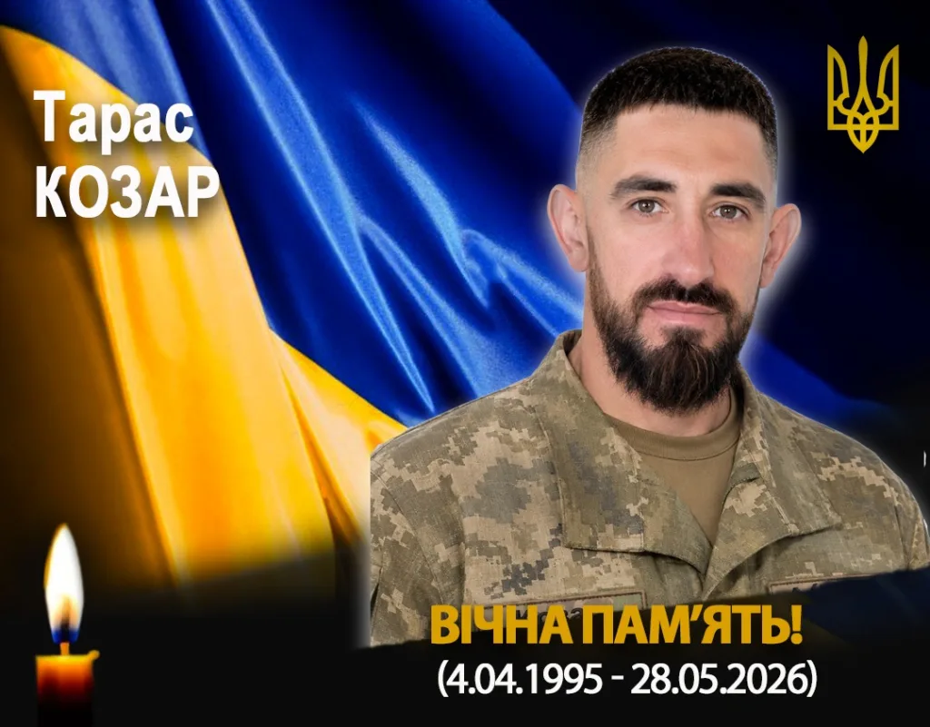 Український військовий на тлі прапора України