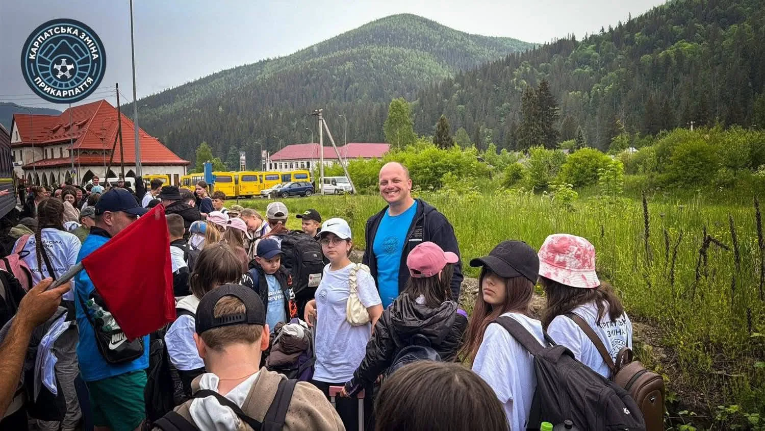 Діти та дорослі в Карпатах на природі