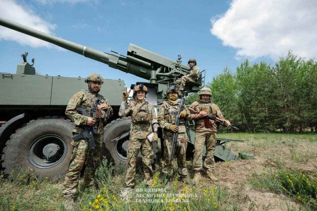 Українські військові біля артилерійської установки на полі