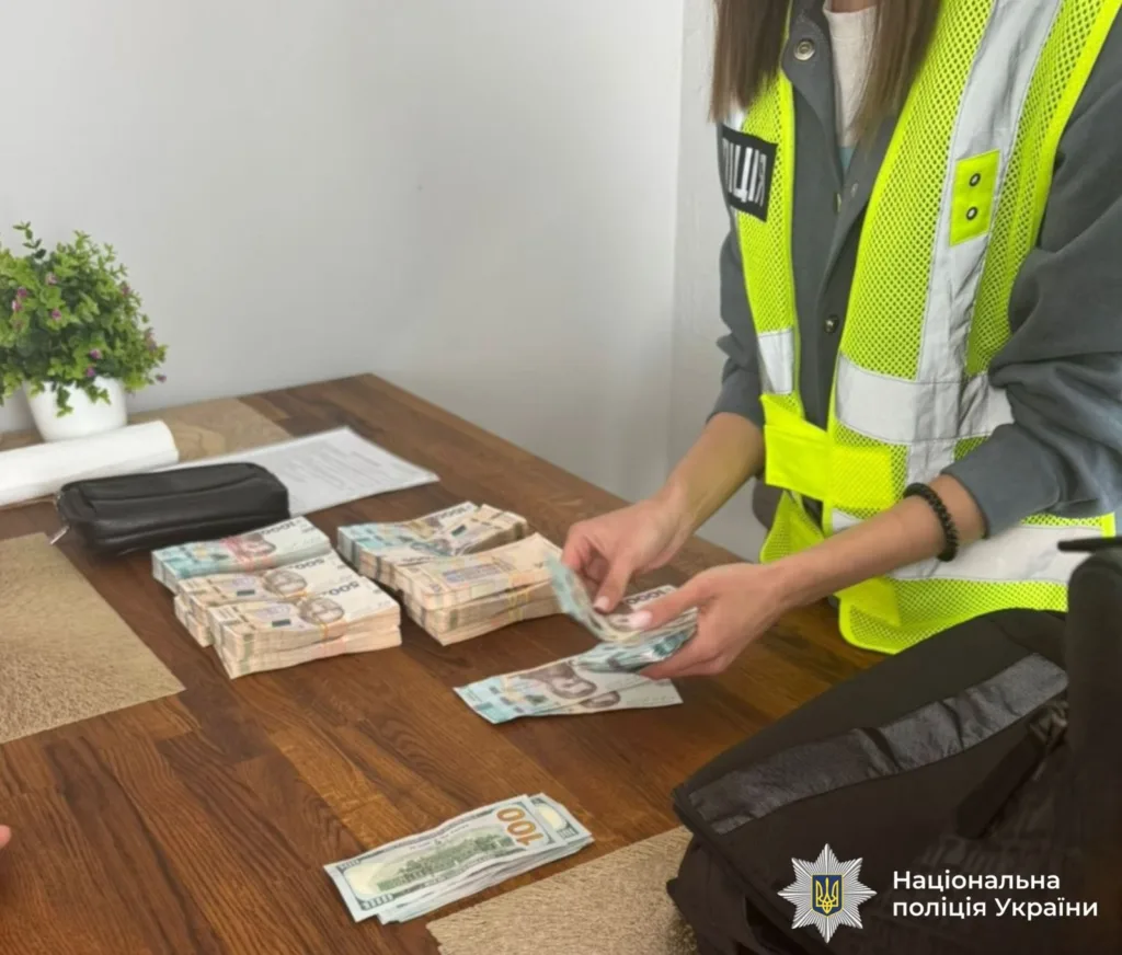 Поліція рахує готівку на столі в офісі