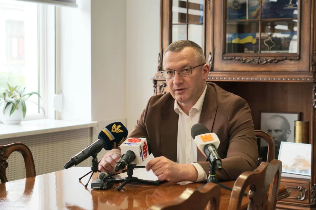Чоловік проводить пресконференцію у кабінеті