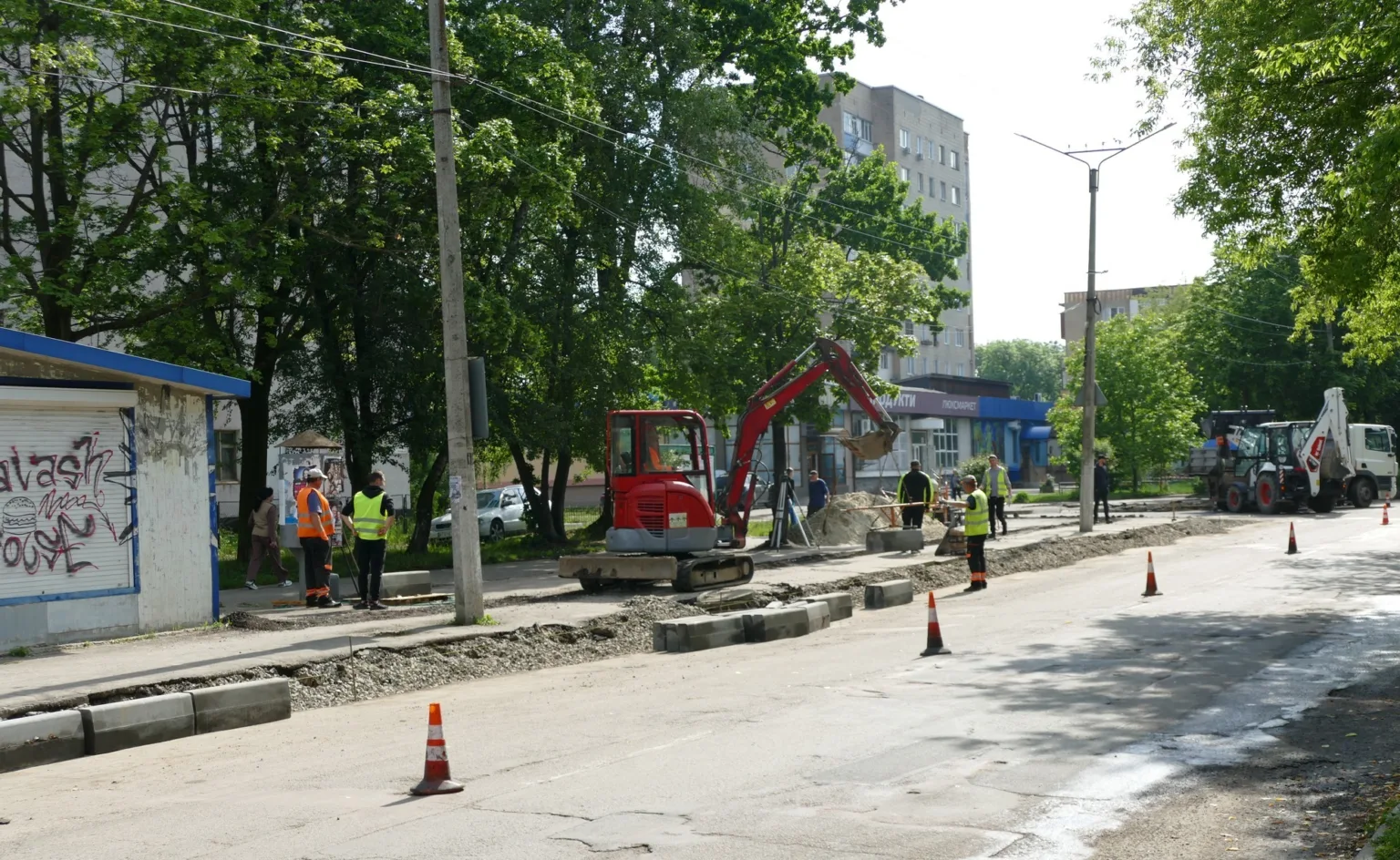 Робітники ремонтують міську дорогу з технікою