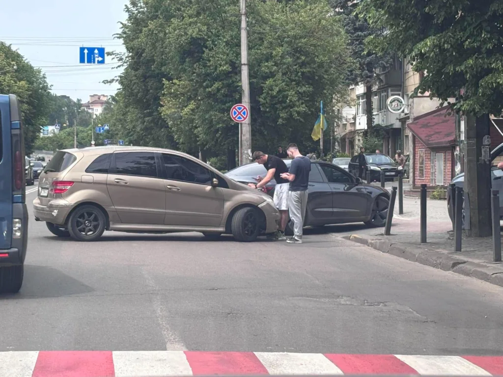 Дорожня аварія двох автомобілів у місті
