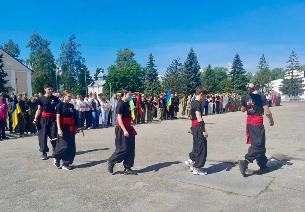 Молодь демонструє бойовий вишкіл на площі