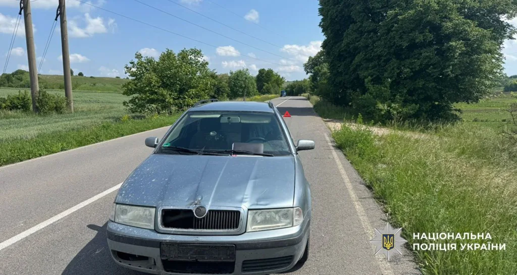 Пошкоджений автомобіль на сільській дорозі