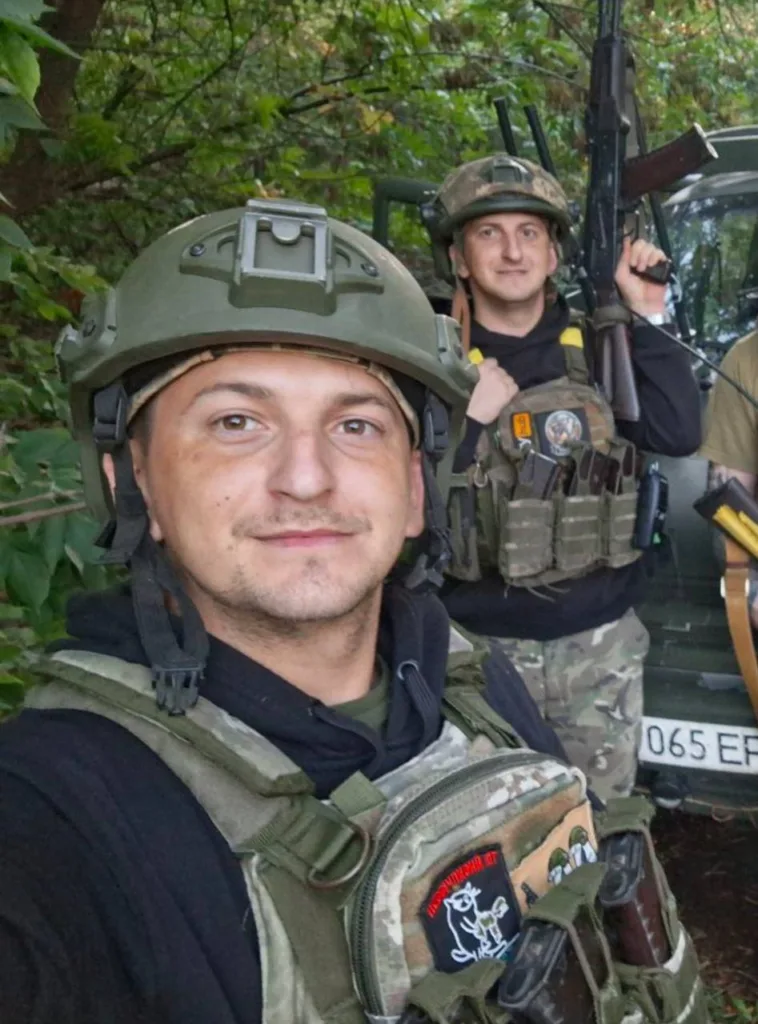 Українські військові у лісі під час служби