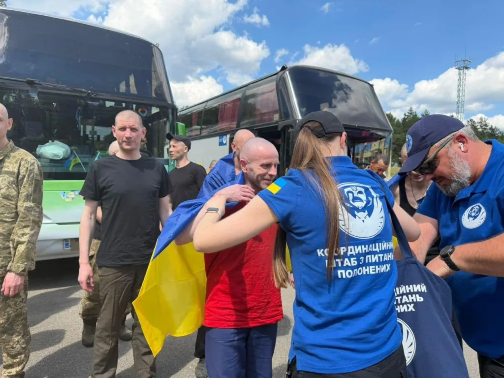 Звільнені українські військові повертаються додому з полону