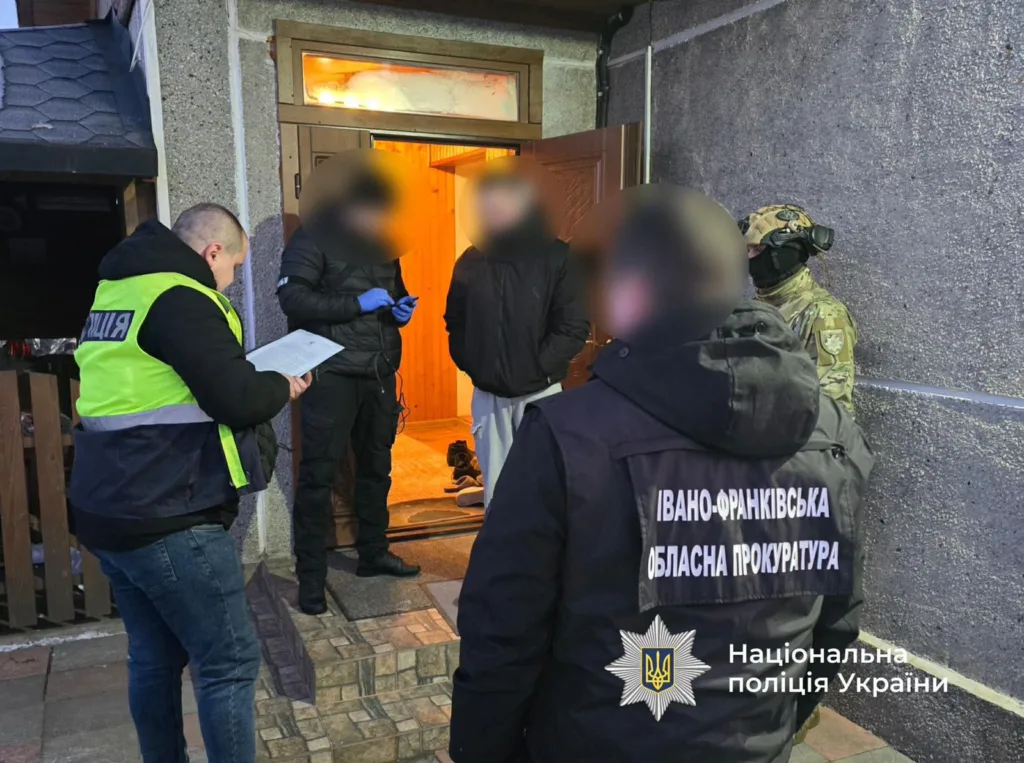 Поліція проводить обшук у будинку в Івано-Франківську