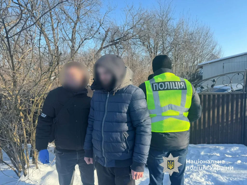 Поліція України затримує чоловіка взимку
