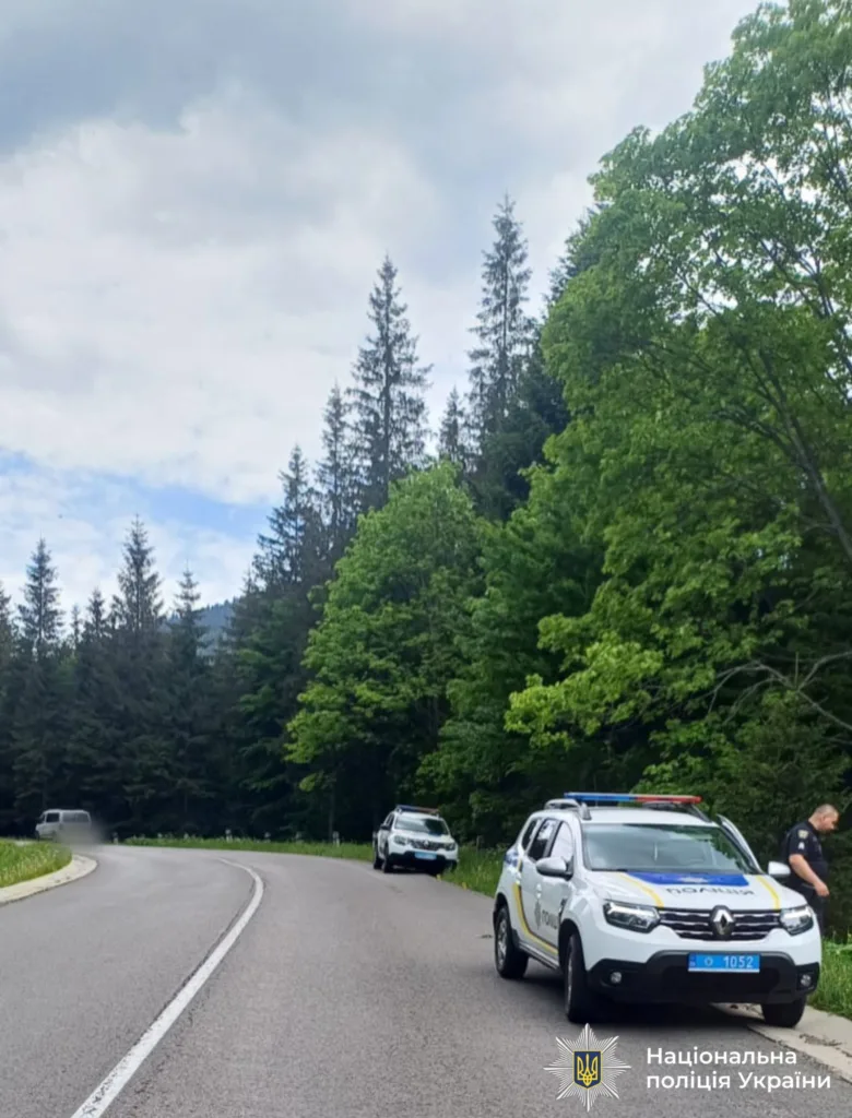 Поліцейські автомобілі на гірській дорозі України