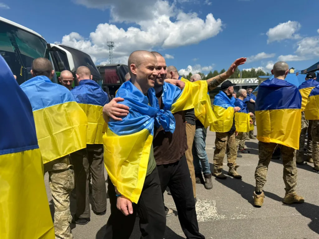 Військові з українськими прапорами святкують повернення