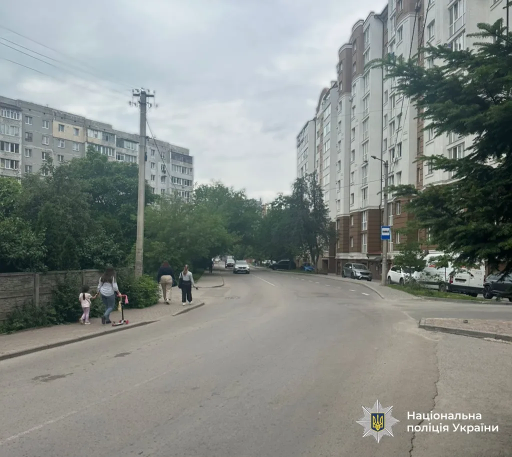 Житлова вулиця з пішоходами та багатоповерхівками