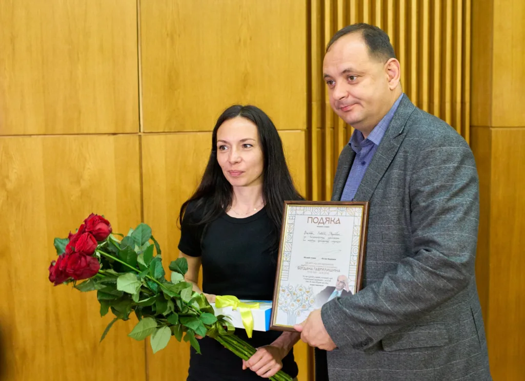 Вручення подяки та квітів жінці
