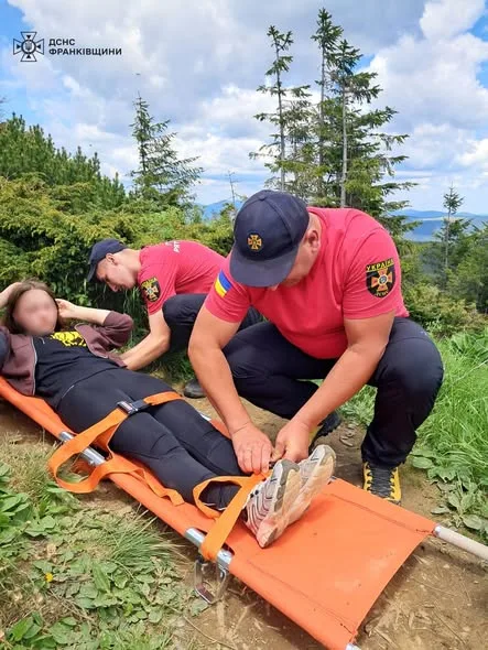 Рятувальники допомагають постраждалій у горах